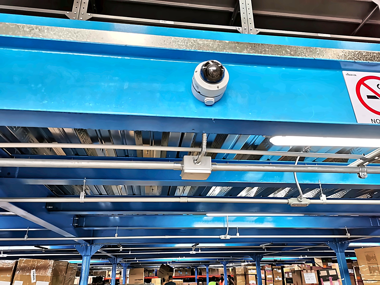 Cámara domo en almacén